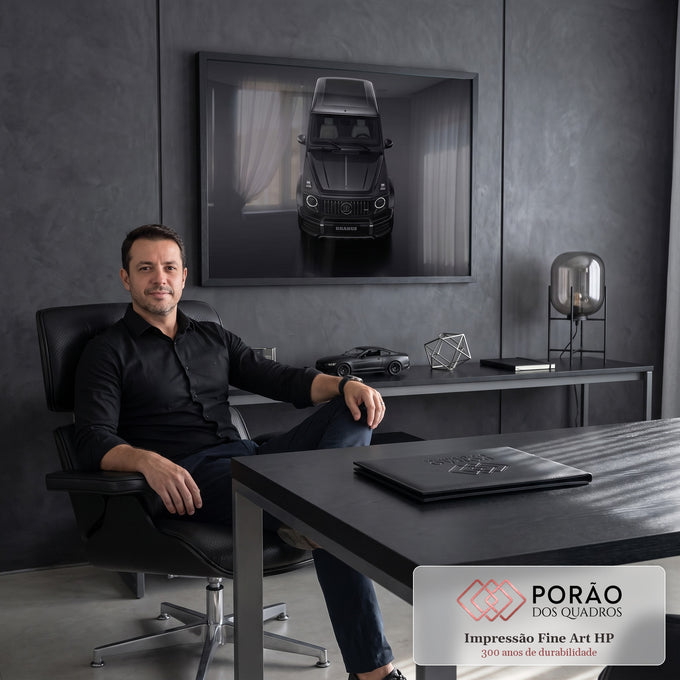 Quadro Decorativo Grande SUV Visto de Cima para Sala Preto | quadros decorativos | SUV preto fosco visto de cima com faróis redondos acesos em fundo escuro | em ambiente 2 | Porao dos Quadros