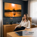 Quadro Decorativo Grande Cavaleiro ao Pôr do Sol para Sala | quadros decorativos | cavaleiro em silhueta atravessando rio raso ao pôr do sol laranja com montanhas ao fundo | em ambiente 2 | Porao dos Quadros