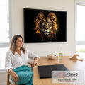Leão em close com olhos amarelos e tinta dourada escorrendo sobre fundo preto, quadro decorativo