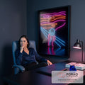 Quadro Decorativo Grande Grito de Munch para Sala Azul | quadros decorativos | figura icônica de O Grito reinterpretada em contornos de neon azul, rosa e laranja | em ambiente 2 | Porao dos Quadros
