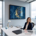 Cardume de peixes dourados em espiral sobre fundo azul texturizado com feixe de luz, quadro decorativo