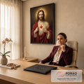 Quadro Decorativo Grande Sagrado Coração de Jesus para Sala | quadros decorativos | Jesus Cristo apontando para o Sagrado Coração em chamas com coroa de espinhos | em ambiente 2 | Porao dos Quadros
