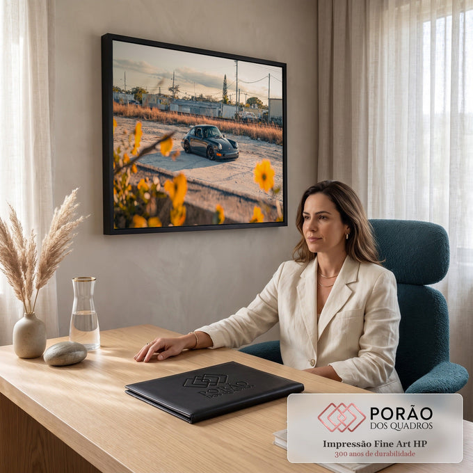 Porsche 911 clássico rebaixado ao entardecer com flores amarelas em primeiro plano, quadro decorativo