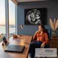 Quadro Decorativo Grande Menino e Leão para Sala Preto | quadros decorativos | leão coroado encostado no rosto de um menino, em preto e branco estilo grafite | em ambiente 2 | Porao dos Quadros