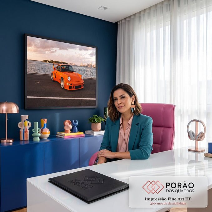 Porsche 911 clássico laranja à beira-mar com o skyline de Miami ao entardecer, quadro decorativo