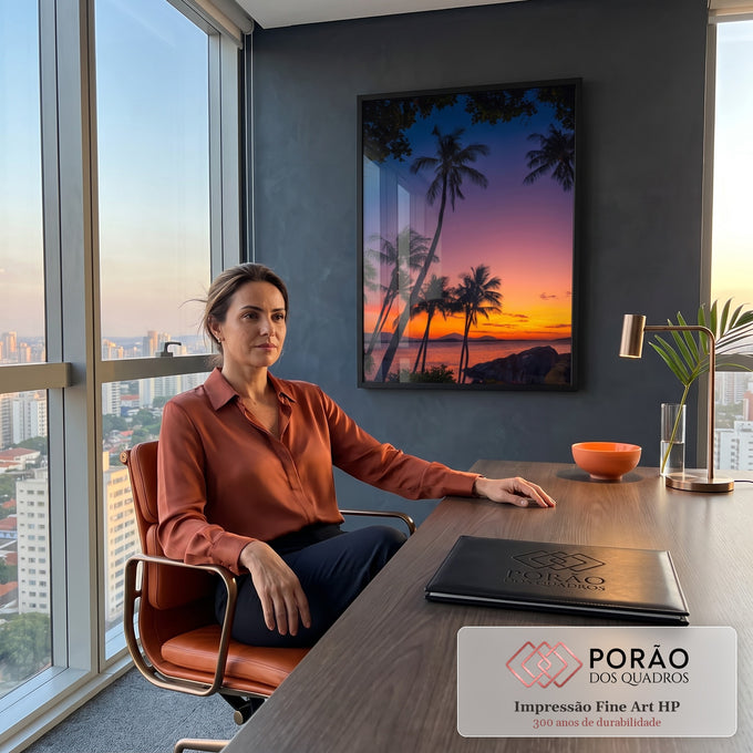 Coqueiros em silhueta ao pôr do sol tropical, céu laranja e lilás sobre o mar e rochas, quadro decorativo