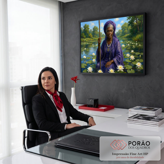 Orixá Nanã idosa de manto roxo e cajado sentada em lago de ninfeias brancas, quadro decorativo