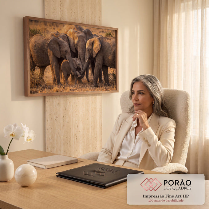 Quadro Decorativo Grande Elefantes Protegendo para Sala | quadros decorativos | elefantes adultos formando círculo protetor ao redor de filhote com tromban entrelaçadas | em ambiente 2 | Porao dos Quadros