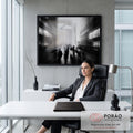 Quadro Decorativo Grande Rua Urbana para Sala Preto | quadros decorativos | rua urbana em preto e branco com silhuetas borradas em longa exposição | em ambiente 2 | Porao dos Quadros