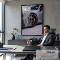 Quadro Decorativo Grande Carro Esportivo para Sala Cinza | quadros decorativos | close de carro esportivo cinza fosco com roda preta e pinça de freio amarela | em ambiente 2 | Porao dos Quadros