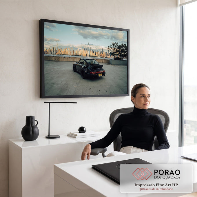 Quadro Decorativo Grande Carro Esportivo Skyline para Sala | quadros decorativos | carro esportivo preto visto de trás em estacionamento com skyline urbano ao fundo | em ambiente 2 | Porao dos Quadros