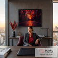 Estrada molhada entre árvores rumo ao sol no horizonte sob céu vermelho em chamas, quadro decorativo