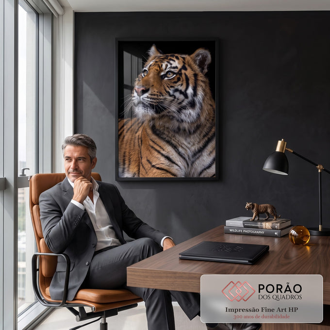 Quadro Decorativo Grande Tigre Olhar Fixo para Sala Laranja | quadros decorativos | tigre em close com olhar fixo, bigodes brancos e fundo preto | em ambiente 2 | Porao dos Quadros