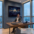 Quadro Decorativo Grande Lobo Uivando para Escritório Azul | quadros decorativos | lobo uivando para a lua cheia no topo de uma montanha com frase motivacional | em ambiente 2 | Porao dos Quadros