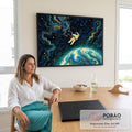 Astronauta flutuando sobre a Terra em céu estrelado com espirais azuis e douradas, quadro decorativo