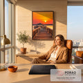 Quadro Decorativo Grande Píer de Madeira para Sala Laranja | quadros decorativos | deck de madeira levando a quiosque com pôr do sol laranja refletido na água | em ambiente 2 | Porao dos Quadros