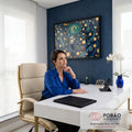 Quadro Decorativo Grande Astronauta e Relógios para Sala | quadros decorativos | astronauta flutuando em vórtex azul cercado de relógios dourados e pulseiras coloridas | em ambiente 2 | Porao dos Quadros
