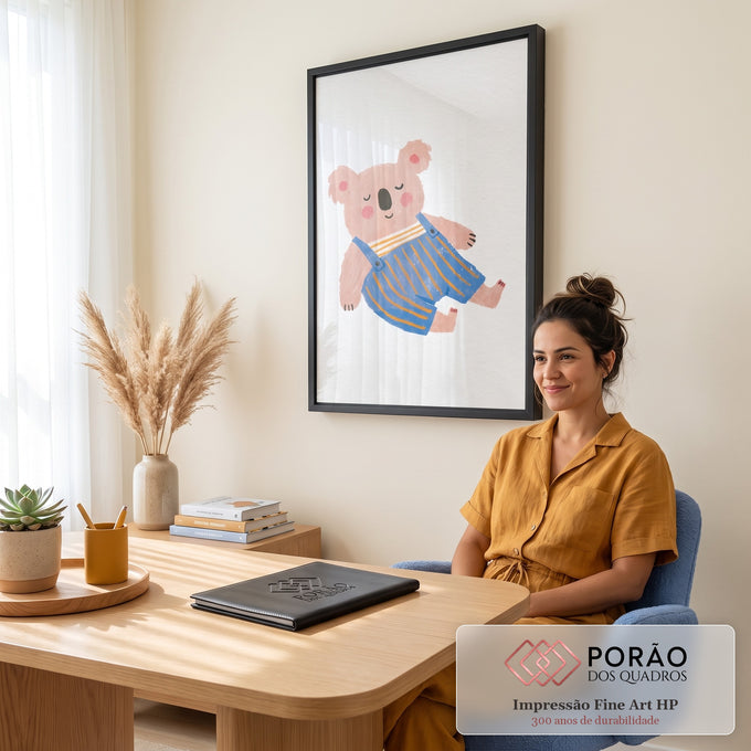 Coala fofo dormindo de macacão azul listrado em ilustração de giz sobre fundo branco, quadro decorativo