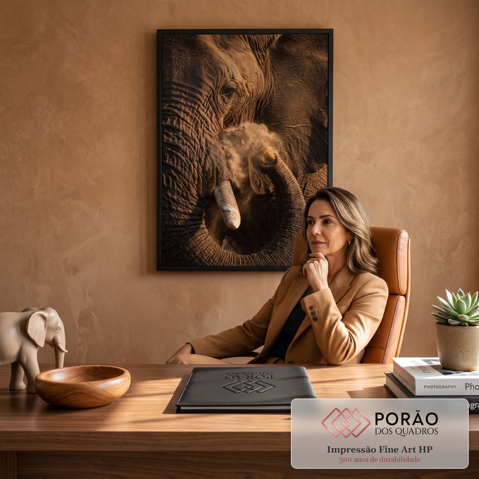 Close de elefante africano soprando poeira, presa e pele texturizada em luz quente, quadro decorativo