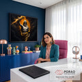 Zeus em estilo estátua erguendo raio dourado diante de halo solar e nuvens escuras, quadro decorativo