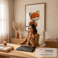 Raposinha laranja fofa sentada em ilustração cartoon sobre fundo bege claro, quadro decorativo