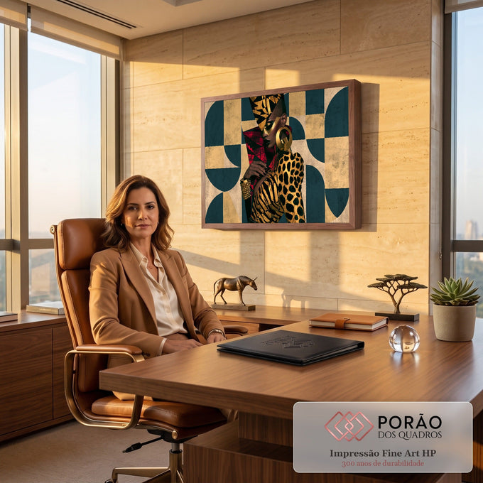 Mulher negra de perfil com turbante geométrico dourado, brinco de argola e estampa onça, quadro decorativo