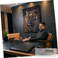 Tigre em close com listras laranja e pretas e olhos verdes sobre fundo escuro, quadro decorativo