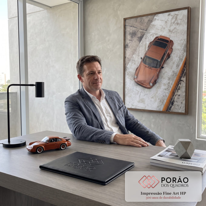 Porsche 911 clássico cor cobre fotografado de cima sobre piso de concreto cinza, quadro decorativo