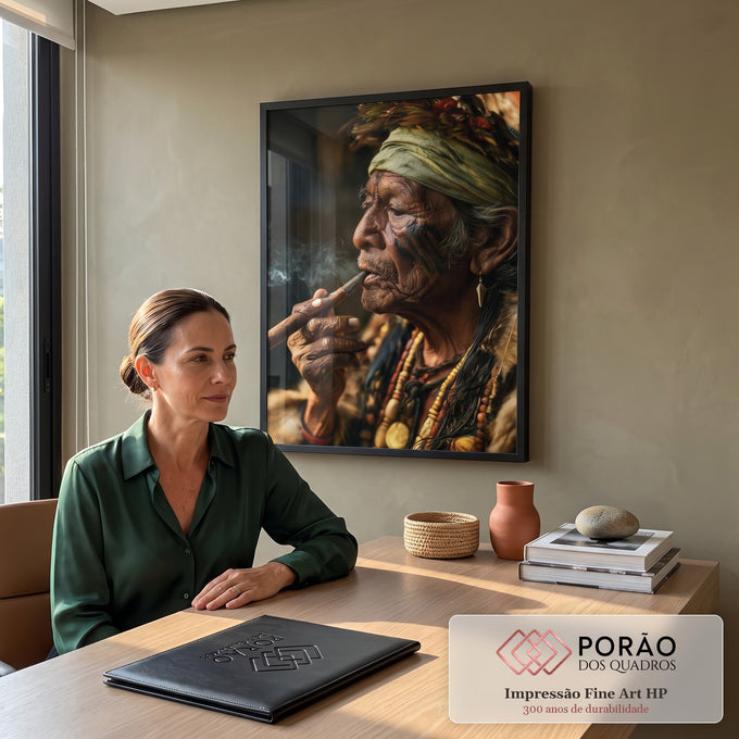 Quadro Decorativo Ancião Indígena Fumando Cachimbo com Penas | quadros decorativos | ancião indígena de perfil com pintura facial, turbante verde e cachimbo soltando fumaça | em Quadros para Escritorio | Porao dos Quadros