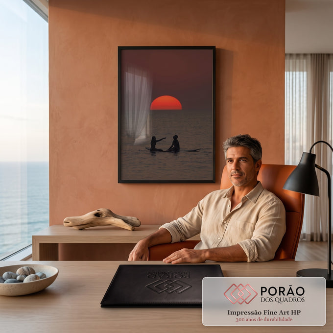 Quadro Decorativo Grande Surfistas em Silhueta para Sala | quadros decorativos para sala | surfistas em silhueta observando sol laranja se pondo no mar | em Quadros para Sala | Porao dos Quadros