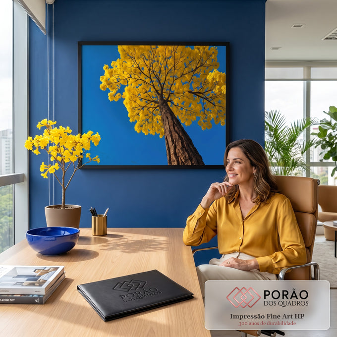 Quadro Decorativo Grande Ipê Florido para Sala Amarelo | quadros decorativos | árvore florida em amarelo vista de baixo contra céu azul vibrante | em ambiente 2 | Porao dos Quadros