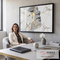 Quadro Decorativo Grande Rosto em Kintsugi para Sala Cinza | quadros decorativos | rosto em perfil fragmentado com rachaduras douradas em traço ilustrativo | em ambiente 2 | Porao dos Quadros
