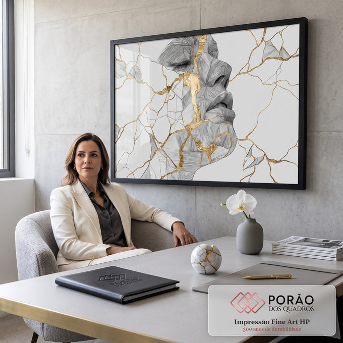 Quadro Decorativo Grande Rosto em Kintsugi para Sala Cinza | quadros decorativos | rosto em perfil fragmentado com rachaduras douradas em traço ilustrativo | em ambiente 2 | Porao dos Quadros