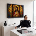 Jesus com coroa de espinhos e coração flamejante em vitral colorido dourado, quadro decorativo
