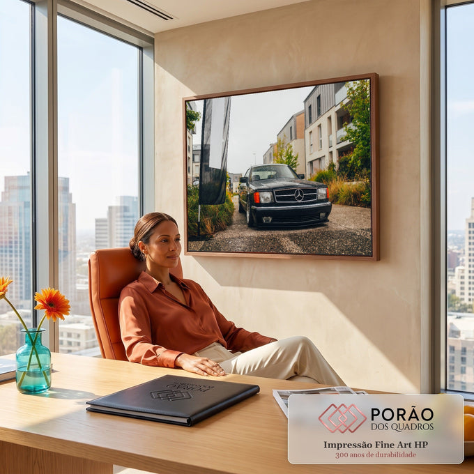Mercedes-Benz SEC coupé clássico preto molhado de chuva em rua urbana com prédios, quadro decorativo