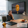 Quadro Decorativo Grande Lua Dourada para Sala Laranja | quadros decorativos | lua cheia laranja refletida no mar com pequeno barco e penhascos ao fundo | em ambiente 2 | Porao dos Quadros