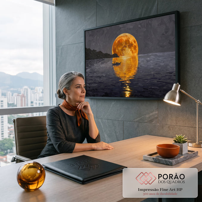 Quadro Decorativo Grande Lua Dourada para Sala Laranja | quadros decorativos | lua cheia laranja refletida no mar com pequeno barco e penhascos ao fundo | em ambiente 2 | Porao dos Quadros