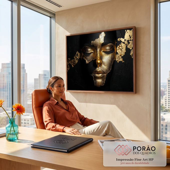 Rosto de mulher de olhos fechados coberto por folhas de ouro sobre fundo preto texturizado, quadro decorativo