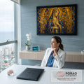 Nossa Senhora de manto azul e auréola em mosaico geométrico dourado, mãos no peito, quadro decorativo