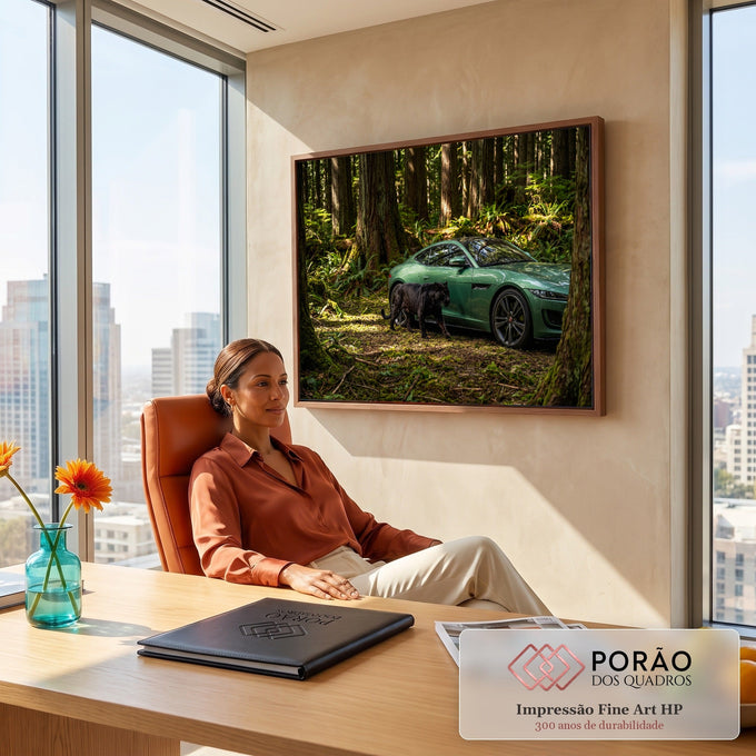 Carro esportivo Jaguar verde e pantera negra caminhando na floresta com samambaias, quadro decorativo
