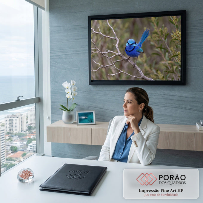 Pássaro fada-azul de cauda erguida pousado em galho seco com fundo verde desfocado, quadro decorativo