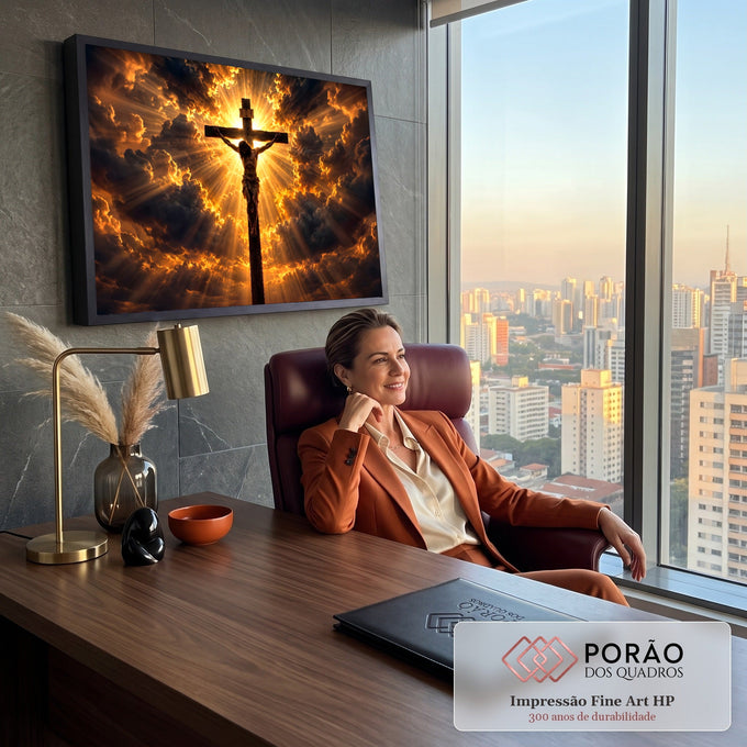 Jesus crucificado em cruz de madeira diante de raios de luz dourada e nuvens escuras, quadro decorativo