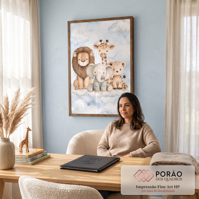 Leão, girafa, elefante e filhote de leopardo em aquarela sentados sobre nuvens azuis, quadro decorativo