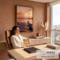 Pôr do sol laranja sobre o mar com cais de madeira, lanternas acesas e barcos, quadro decorativo