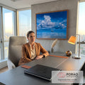 Veleiro branco ancorado em mar azul calmo sob grandes nuvens brancas e céu azul profundo, quadro decorativo