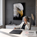 Close de águia-de-cabeça-branca com olhar feroz e bico amarelo sobre fundo preto, quadro decorativo