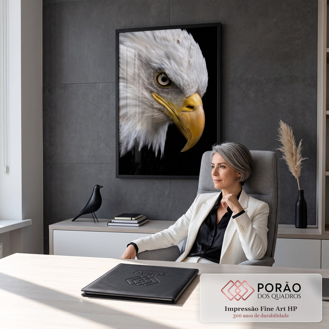 Close de águia-de-cabeça-branca com olhar feroz e bico amarelo sobre fundo preto, quadro decorativo