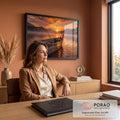 Quadro Decorativo Grande Barco de Pesca Laranja para Sala | quadros decorativos | barco de madeira vazio sobre lago com neblina ao pôr do sol laranja | em ambiente 2 | Porao dos Quadros