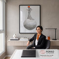 Mulher de cabelo laranja e vestido de bolinhas sobre esfera cinza segurando fio, quadro decorativo