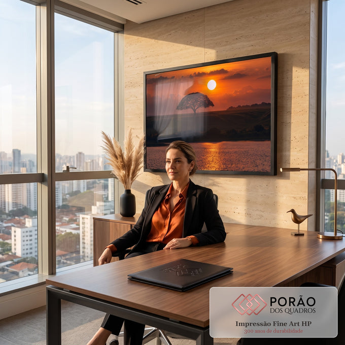 Quadro Decorativo Grande Árvore Solitária Campo para Sala | quadros decorativos | árvore solitária em silhueta contra pôr do sol laranja com reflexo na água | em ambiente 2 | Porao dos Quadros